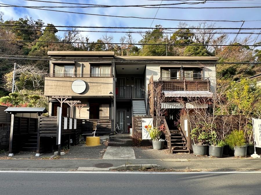 鎌倉市山ノ内の賃貸物件/外観｜左の1階が募集区画。右は和ビストロの店が入っています