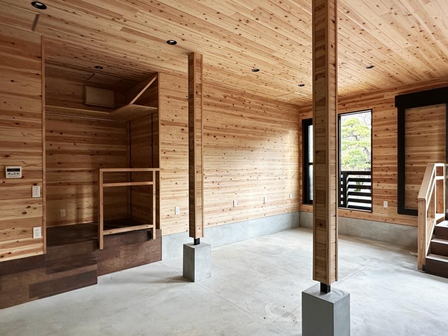 鎌倉市山ノ内の賃貸物件/店内｜もしパブにするなら、柱の手前に色の濃いカウンターを造作してみるのはどうでしょう