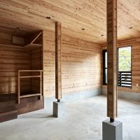 鎌倉市山ノ内の賃貸物件/店内｜もしパブにするなら、柱の手前に色の濃いカウンターを造作してみるのはどうでしょう