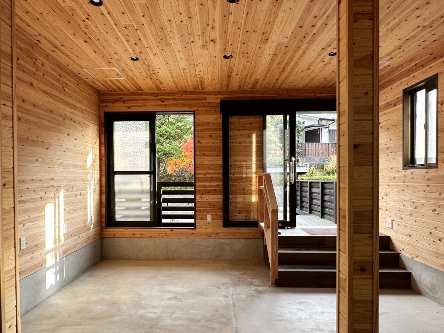 鎌倉市山ノ内の賃貸物件/店内｜壁沿いにはヴィンテージの黒い皮張りベンチソファとテーブルのかわりに少し背の高い酒樽をいくつか