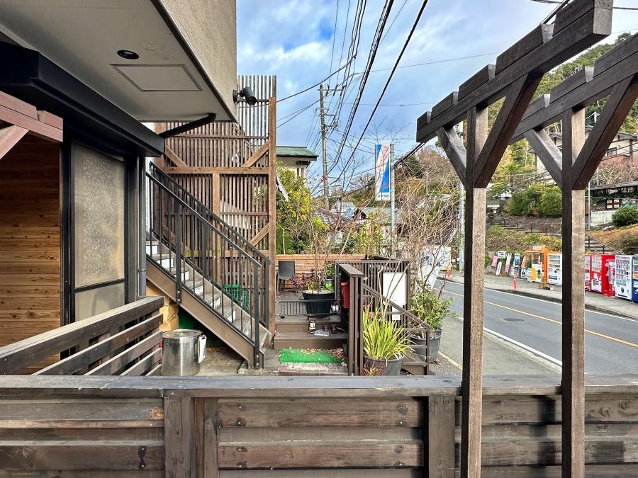 鎌倉市山ノ内の賃貸物件/ウッドデッキから北鎌倉駅方面を見る｜この部分にもテーブル1つくらいは置けそうです
