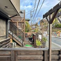 鎌倉市山ノ内の賃貸物件/ウッドデッキから北鎌倉駅方面を見る｜この部分にもテーブル1つくらいは置けそうです