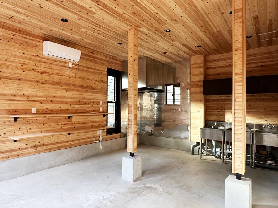 鎌倉市山ノ内の賃貸物件/キッチン側を見る｜カウンターの奥で作るのは看板メニューのフィッシュ&チップス