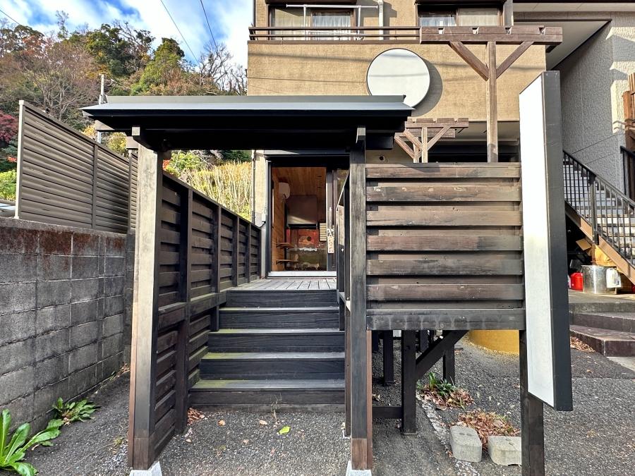鎌倉市山ノ内の賃貸物件/入り口正面｜ウッドデッキを上って店内に入る時に下ります