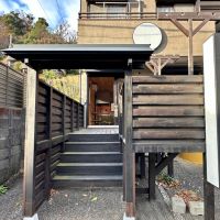 鎌倉市山ノ内の賃貸物件/入り口正面｜ウッドデッキを上って店内に入る時に下ります