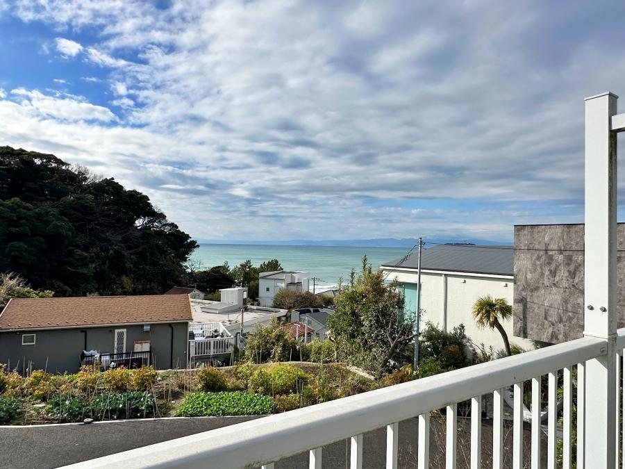 鎌倉市稲村ガ崎一丁目の賃貸物件/2階バルコニーからの眺望｜稲村ヶ崎には今日も良い波がきてます