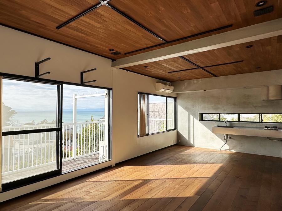 鎌倉市稲村ガ崎一丁目の賃貸物件/2階リビングダイニング｜約10年前に改修を入れています。外観から想像できないモダンな空間