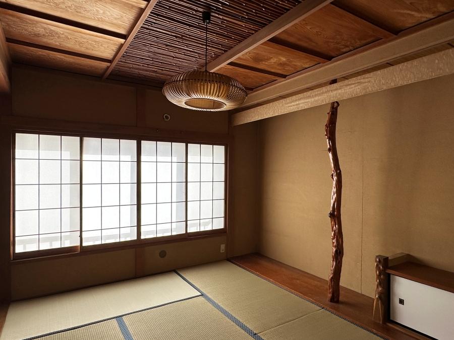 鎌倉市稲村ガ崎一丁目の賃貸物件/2階和室その1｜オーナーこだわりの空間は天井に杉板と竹、床柱も良い形です