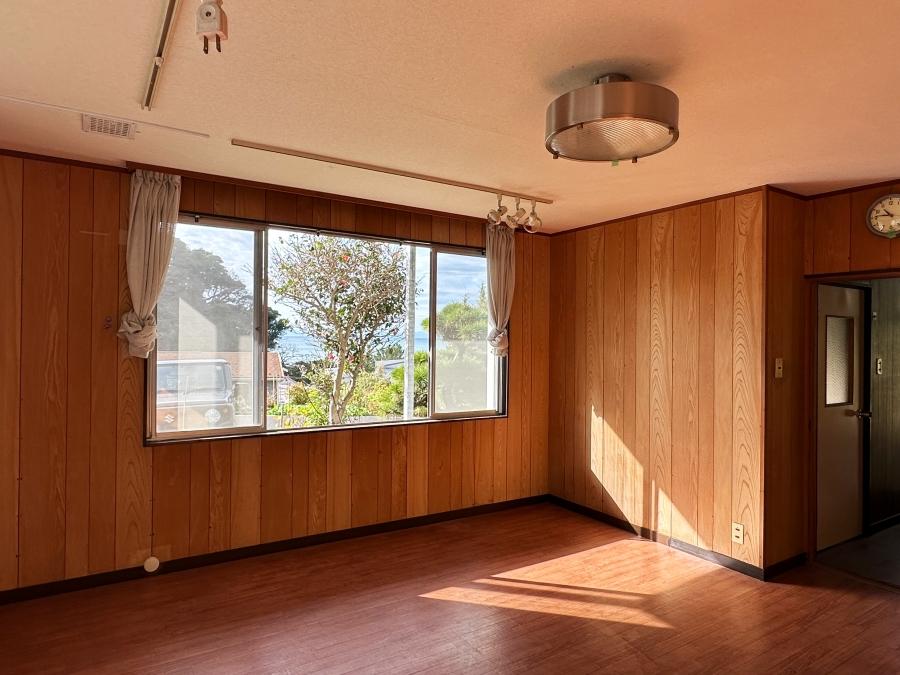 鎌倉市稲村ガ崎一丁目の賃貸物件/1階洋室｜2階とは雰囲気が全く異なります。この窓からも海が望めます