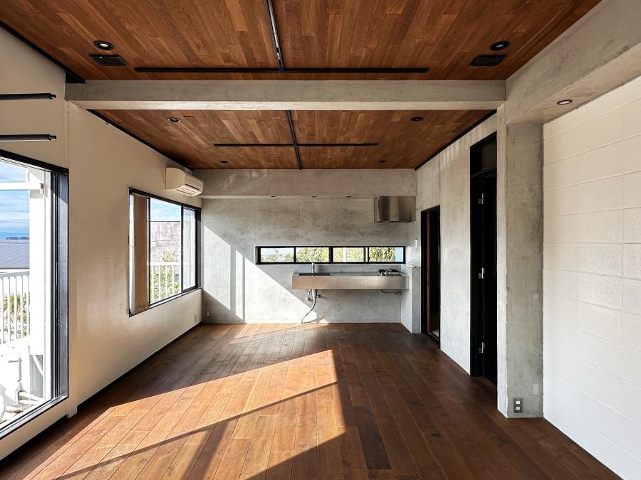 鎌倉市稲村ガ崎一丁目の賃貸物件/2階リビングダイニング｜鉄筋コンクリートのように見える部分は表面をモルタルで塗っています