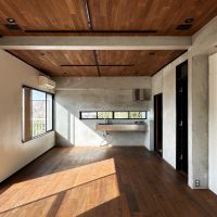 鎌倉市稲村ガ崎一丁目の賃貸物件/2階リビングダイニング｜鉄筋コンクリートのように見える部分は表面をモルタルで塗っています