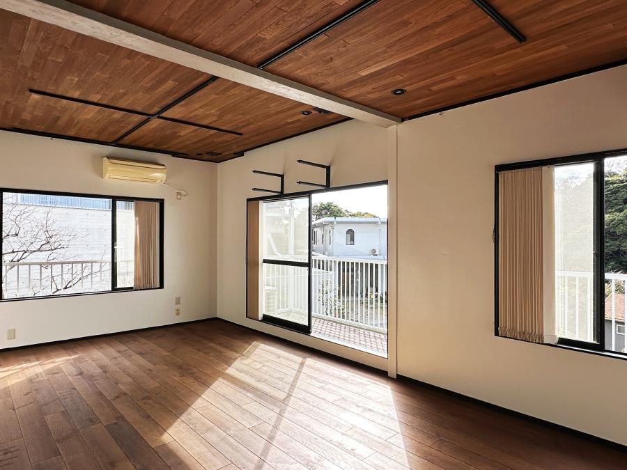 鎌倉市稲村ガ崎一丁目の賃貸物件/2階リビングダイニング｜こちらは三面採光。いつまでも海を見ていられます