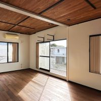 鎌倉市稲村ガ崎一丁目の賃貸物件/2階リビングダイニング｜こちらは三面採光。いつまでも海を見ていられます