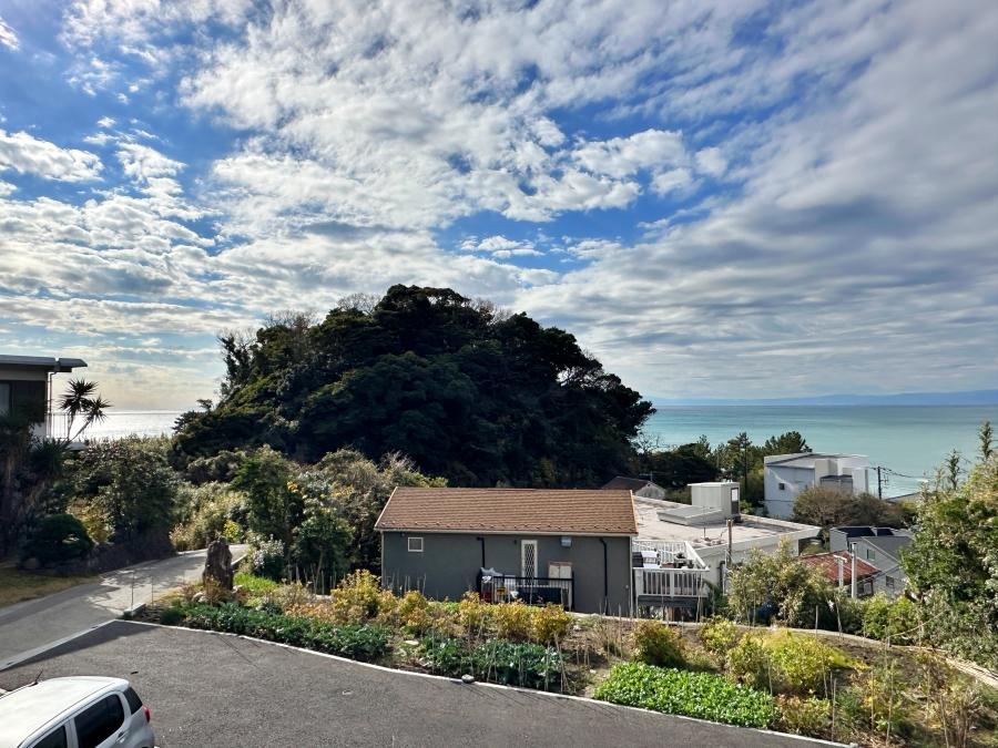 鎌倉市稲村ガ崎一丁目の賃貸物件/バルコニーからの眺望｜海の色が山を挟んで全く異なります