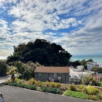 鎌倉市稲村ガ崎一丁目の賃貸物件/バルコニーからの眺望｜海の色が山を挟んで全く異なります