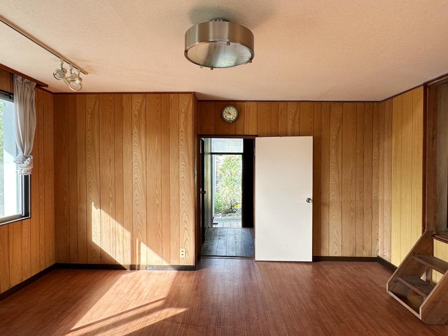 鎌倉市稲村ガ崎一丁目の賃貸物件/1階洋室｜正面の奥に勝手口。玄関は2階にあります