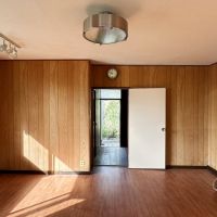 鎌倉市稲村ガ崎一丁目の賃貸物件/1階洋室｜正面の奥に勝手口。玄関は2階にあります