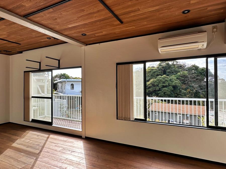 鎌倉市稲村ガ崎一丁目の賃貸物件/2階リビングダイニング｜掃き出し窓の上にあるのはサーフボード掛けでしょうか