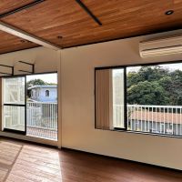 鎌倉市稲村ガ崎一丁目の賃貸物件/2階リビングダイニング｜掃き出し窓の上にあるのはサーフボード掛けでしょうか