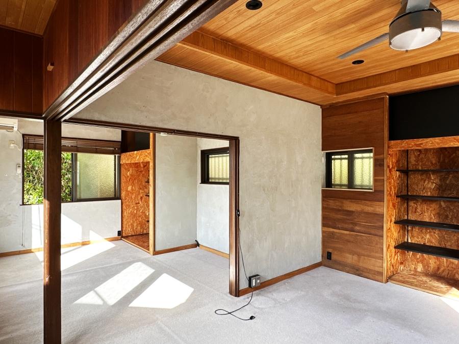 鎌倉市稲村ガ崎一丁目の賃貸物件/2階洋室｜2階から数段上がった先の部屋。こちらもガッツリ改修が入っています