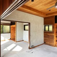 鎌倉市稲村ガ崎一丁目の賃貸物件/2階洋室｜2階から数段上がった先の部屋。こちらもガッツリ改修が入っています