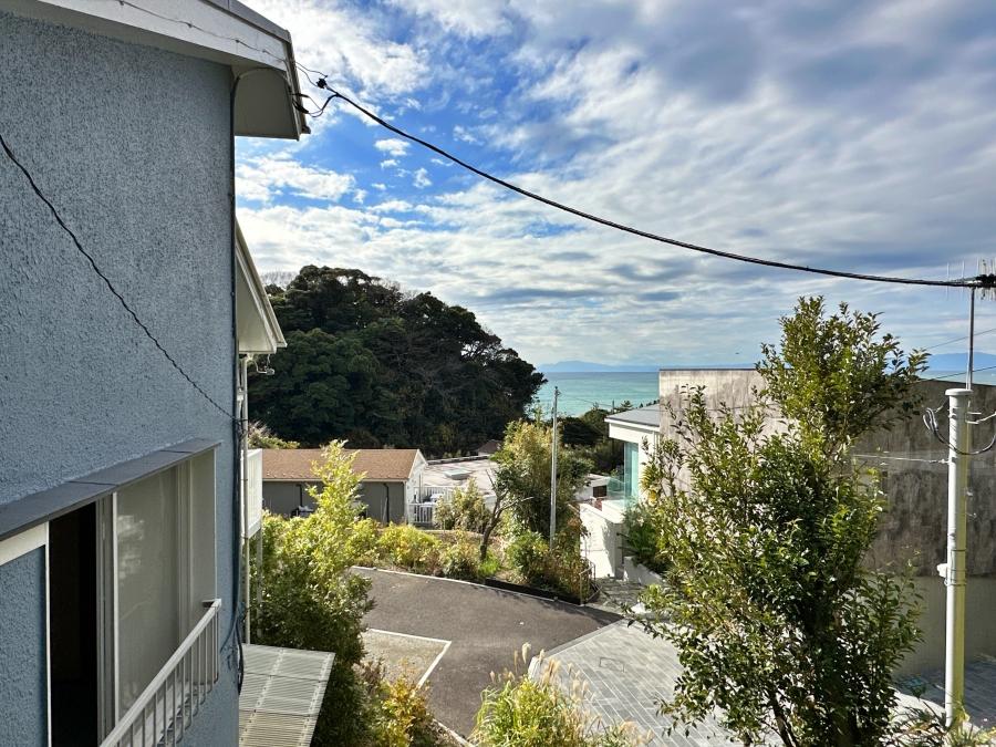鎌倉市稲村ガ崎一丁目の賃貸物件/2階洋室からの眺望｜この部屋だけ少し下がっています