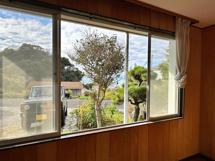 鎌倉市稲村ガ崎一丁目の賃貸物件/1階洋室からの眺望｜ここからも海が望めます