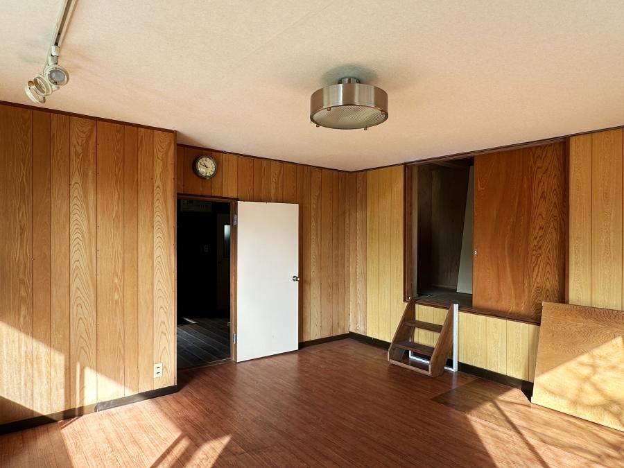 鎌倉市稲村ガ崎一丁目の賃貸物件/1階洋室｜納戸へ上る3段ほどの階段もあります