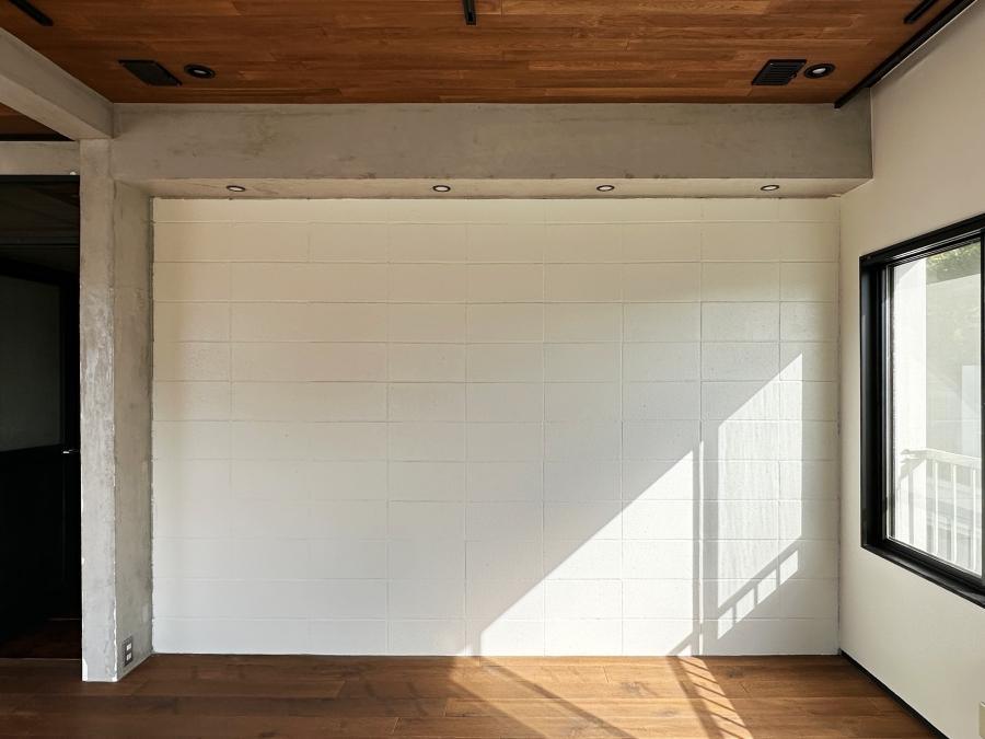 鎌倉市稲村ガ崎一丁目の賃貸物件/2階リビングダイニング｜コンクリブロックのような壁ですが杉板に貼っている壁です