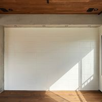 鎌倉市稲村ガ崎一丁目の賃貸物件/2階リビングダイニング｜コンクリブロックのような壁ですが杉板に貼っている壁です