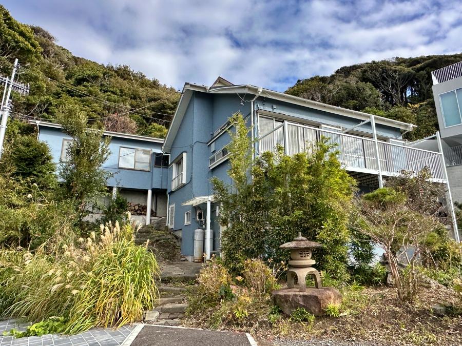 鎌倉市稲村ガ崎一丁目の賃貸物件/外観｜手前と奥の建物は繋がっています