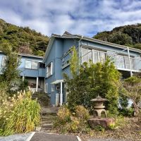 鎌倉市稲村ガ崎一丁目の賃貸物件/外観｜手前と奥の建物は繋がっています