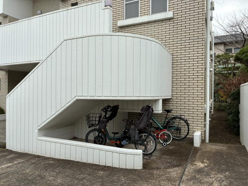 鎌倉市大町二丁目の賃貸物件/駐輪場は建物脇にあります。