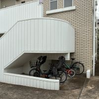 鎌倉市大町二丁目の賃貸物件/駐輪場は建物脇にあります。