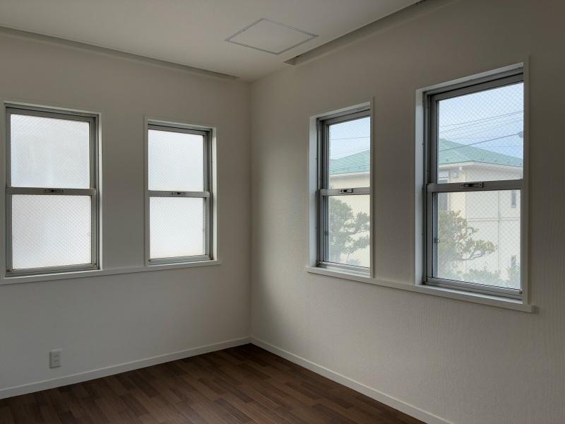 鎌倉市大町二丁目の賃貸物件/洋室2｜こちらも6帖。窓が多く、光がたっぷり入ります。