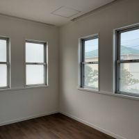 鎌倉市大町二丁目の賃貸物件/洋室2｜こちらも6帖。窓が多く、光がたっぷり入ります。