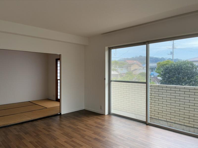 鎌倉市大町二丁目の賃貸物件/LDK｜6.4帖の和室と空間をつなげて利用できます。