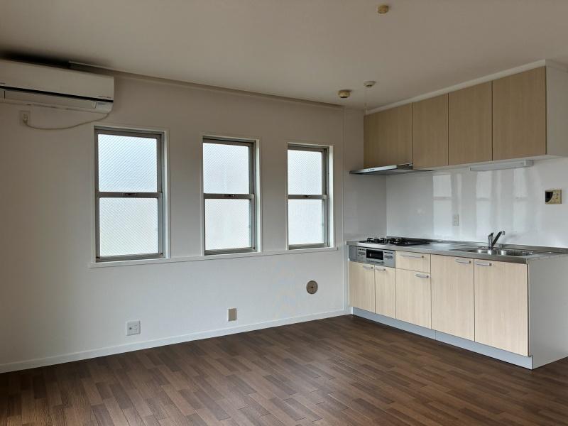 鎌倉市大町二丁目の賃貸物件/LDK｜キッチンは新しく交換されています。ガスコンロ3口付き。