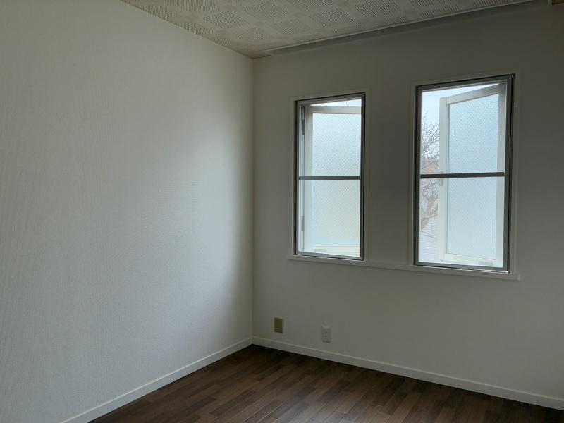 鎌倉市大町二丁目の賃貸物件/洋室1｜6帖。天井の柄と外開き窓が可愛らしいポイント。