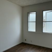 鎌倉市大町二丁目の賃貸物件/洋室1｜6帖。天井の柄と外開き窓が可愛らしいポイント。