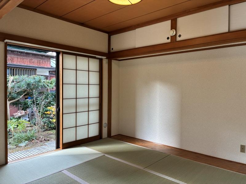 藤沢市本鵠沼二丁目の賃貸物件/和室｜縁台に出られます。奥の床板が張られたスペースは奥行が狭いので、モノを飾るくらいがちょうどいいかもしれません。