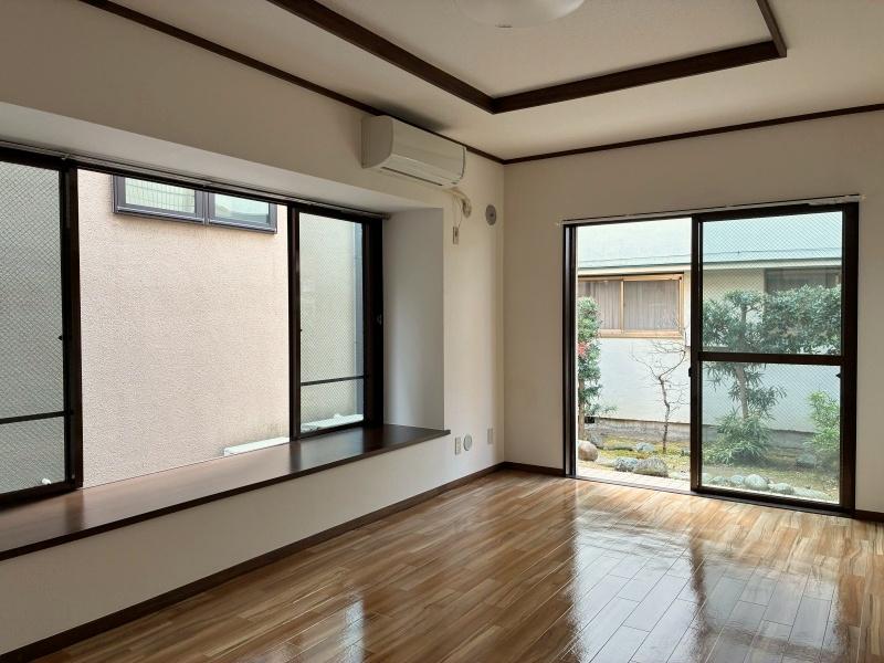 藤沢市本鵠沼二丁目の賃貸物件/洋室｜大きな出窓のスペースをどう使いましょうか。