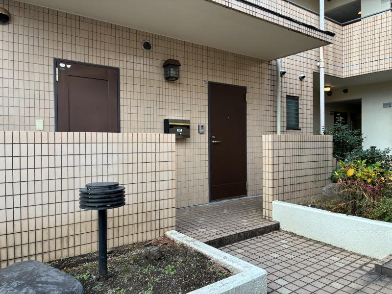 藤沢市本鵠沼二丁目の賃貸物件/正面向かって右が玄関扉・左がキッチンに通ずる扉と、面白いつくり。