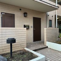 藤沢市本鵠沼二丁目の賃貸物件/正面向かって右が玄関扉・左がキッチンに通ずる扉と、面白いつくり。