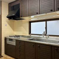 藤沢市本鵠沼二丁目の賃貸物件/キッチン｜1人で使うには持て余すほどの大きさ。クリーム色のタイルが可愛らしい。