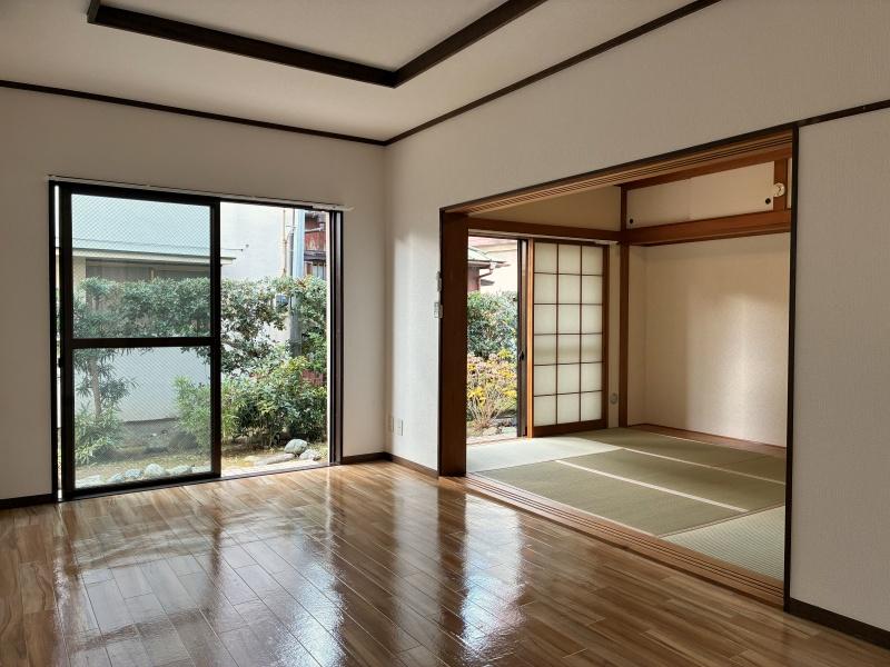 藤沢市本鵠沼二丁目の賃貸物件/洋室と和室の間には扉がありません。仕切りをつくるか、広めのワンルームとして使ってください。