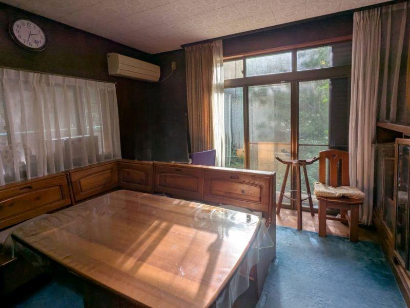 鎌倉市二階堂の売買物件/1階居間｜庭に面しており、光が差し込みます。