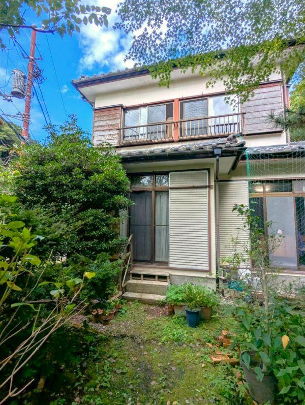 鎌倉市二階堂の売買物件/外観と庭｜庭へは西向きの掃き出し窓から出ることができます。