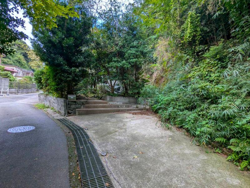 鎌倉市二階堂の売買物件/駐車場｜コンクリート舗装されています。奥には庭に通じる階段が。