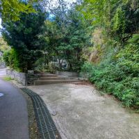 鎌倉市二階堂の売買物件/駐車場｜コンクリート舗装されています。奥には庭に通じる階段が。